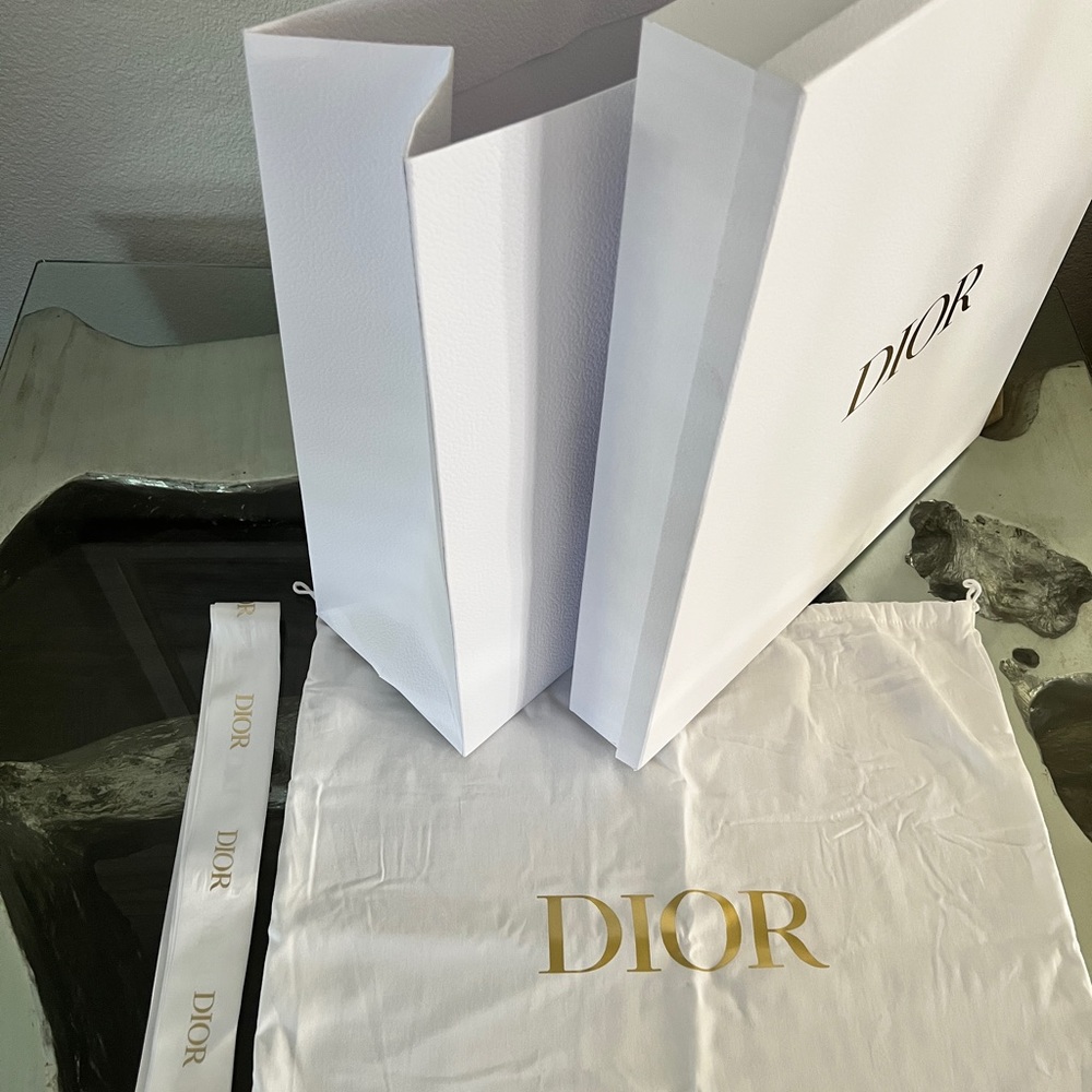 DIOR: Authentic Tote Gift Box ๐ฆ + Gift Bag ๐ + Tissue & Ribbon - Picture 5 of 6